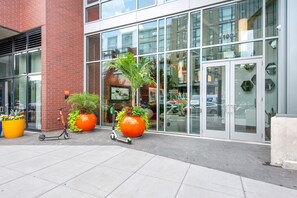 Exterior detail - Impeccable Shaw 1BR on U St corridor near bars + dining, by Blueground (Washington, D.C.)