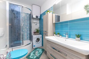 Shower, hair dryer, towels