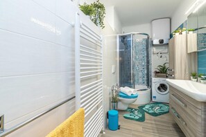 Douche, sèche-cheveux, serviettes fournies