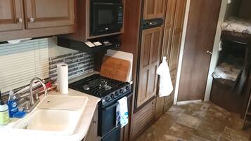 Réfrigérateur, micro-ondes, four, plaque de cuisson