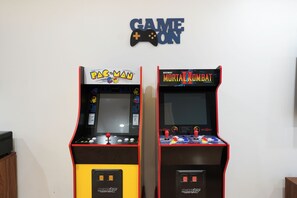 Games room - ☞ Mid Century Modern ☞ Near Disney & Knotts ☞ AC ☞ W/D ☞ Parking ☞ 200Mbs ☞ (Santa Ana)