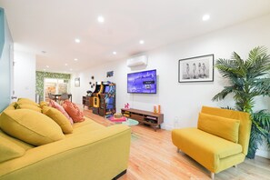 Smart TV, books - ☞ Mid Century Modern ☞ Near Disney & Knotts ☞ AC ☞ W/D ☞ Parking ☞ 200Mbs ☞ (Santa Ana)