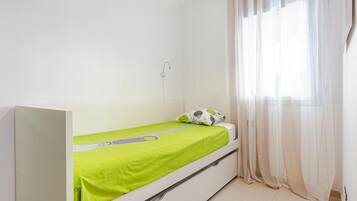 2 slaapkamers, een strijkplank/strijkijzer, gratis internet, beddengoed