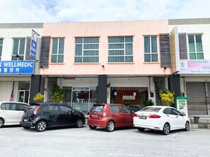 Vista frontal de la propiedad
