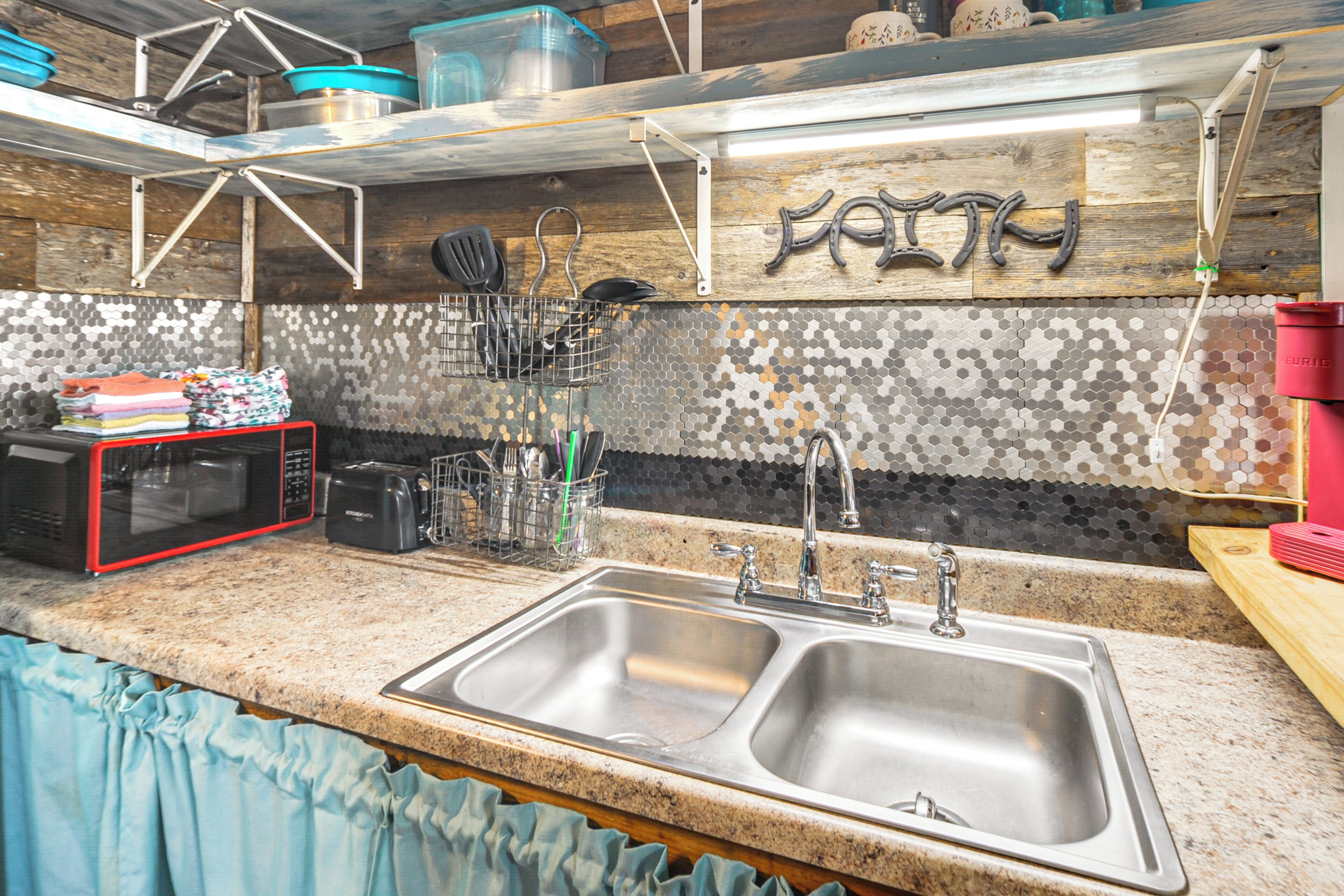 Kühlschrank, Mikrowelle, Herdplatte, Wasserkocher mit Kaffee-/Teezubehör