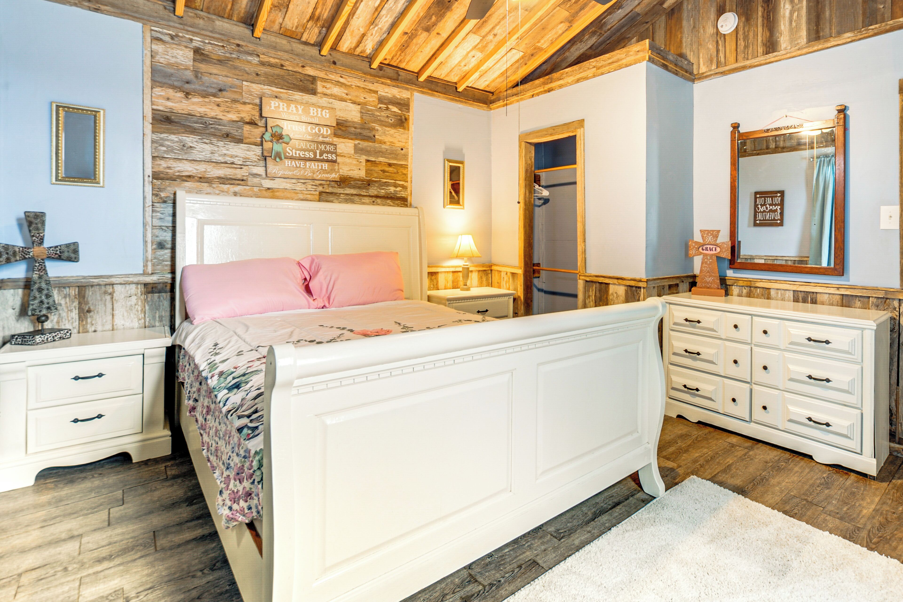 1 غرفة نوم ومكواة/لوح كي وخدمة الإنترنت وملاءات أسرّة