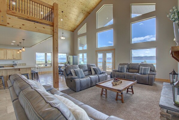 Smart-tv, pejs, dvd-afspiller, bordtennisbord