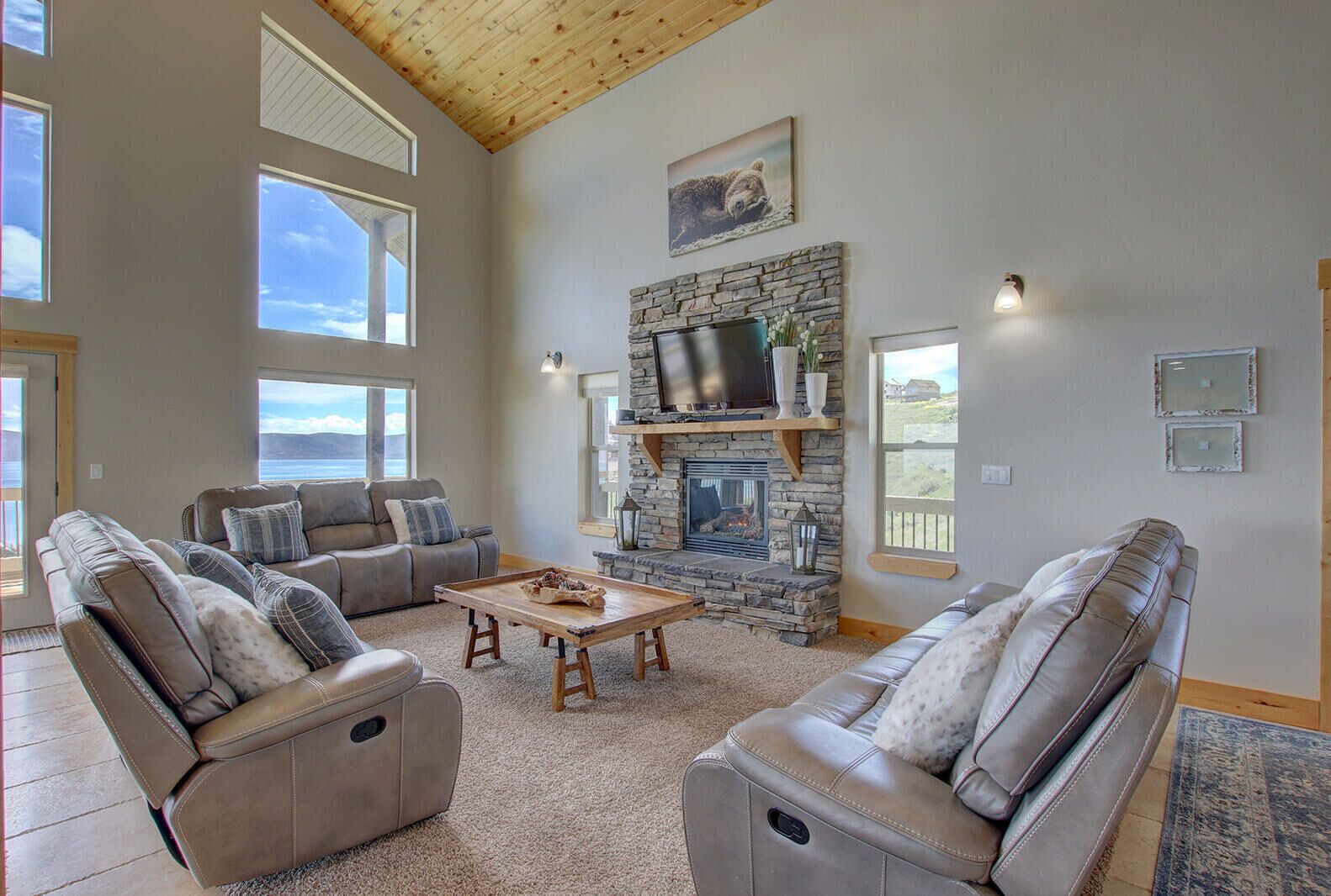 Älytelevisio, takka, DVD-soitin, pöytätennispöytä