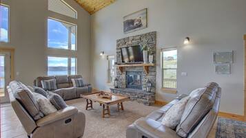 Smart TV, chimenea, reproductor de DVD y tenis de mesa