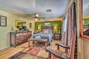4 bedrooms, iron/ironing board, travel cot, Internet - 1 Mi to Canyon Tours: Vibrant Page Paradise! (Page)