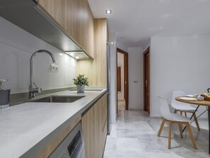 Fridge, microwave, coffee/tea maker, toaster - ELEGANT APARTMENT IN THE HEART OF SEVILLA- TRIANA (Sevilla)