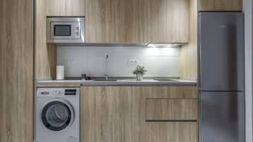 Frigorífico, microondas, cafetera o tetera y tostadora