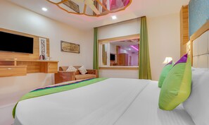 Kamar Deluks | Dilengkapi dengan perabotan berbeda-beda dan meja kerja