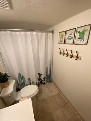 Combined shower/bathtub, hair dryer, towels, soap