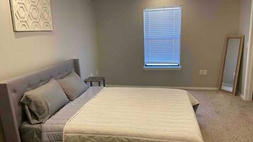 2 slaapkamers, een bureau, een strijkplank/strijkijzer, wifi