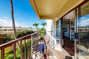 Property grounds - Kihei Akahi Condo w/ A/C, Pool, Private W/D, & Close to Beaches (Kihei)