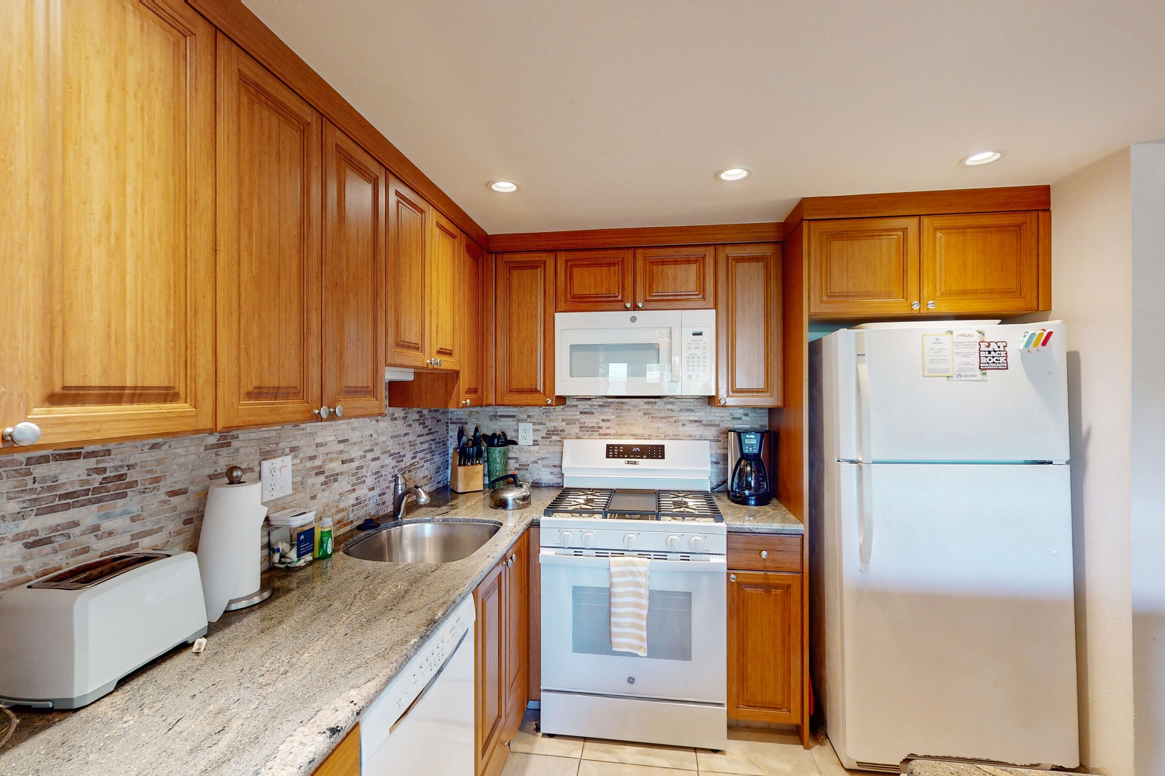 Kjøleskap, mikrobølgeovn, ovn og kokeplater