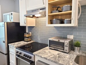 Refrigerador, microondas, horno, placa de cocina