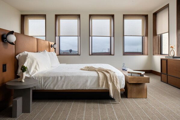 高級寝具、セーフティボックス (室内)、デスク、ノートパソコ ン用作業スペース