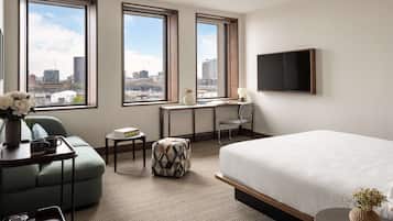Luxe beddengoed, een kluis op de kamer, een bureau, een laptopwerkplek