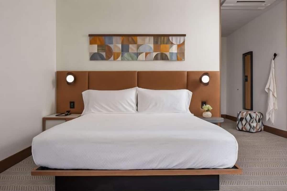 Premium bedding, in-room safe, desk, laptop workspace