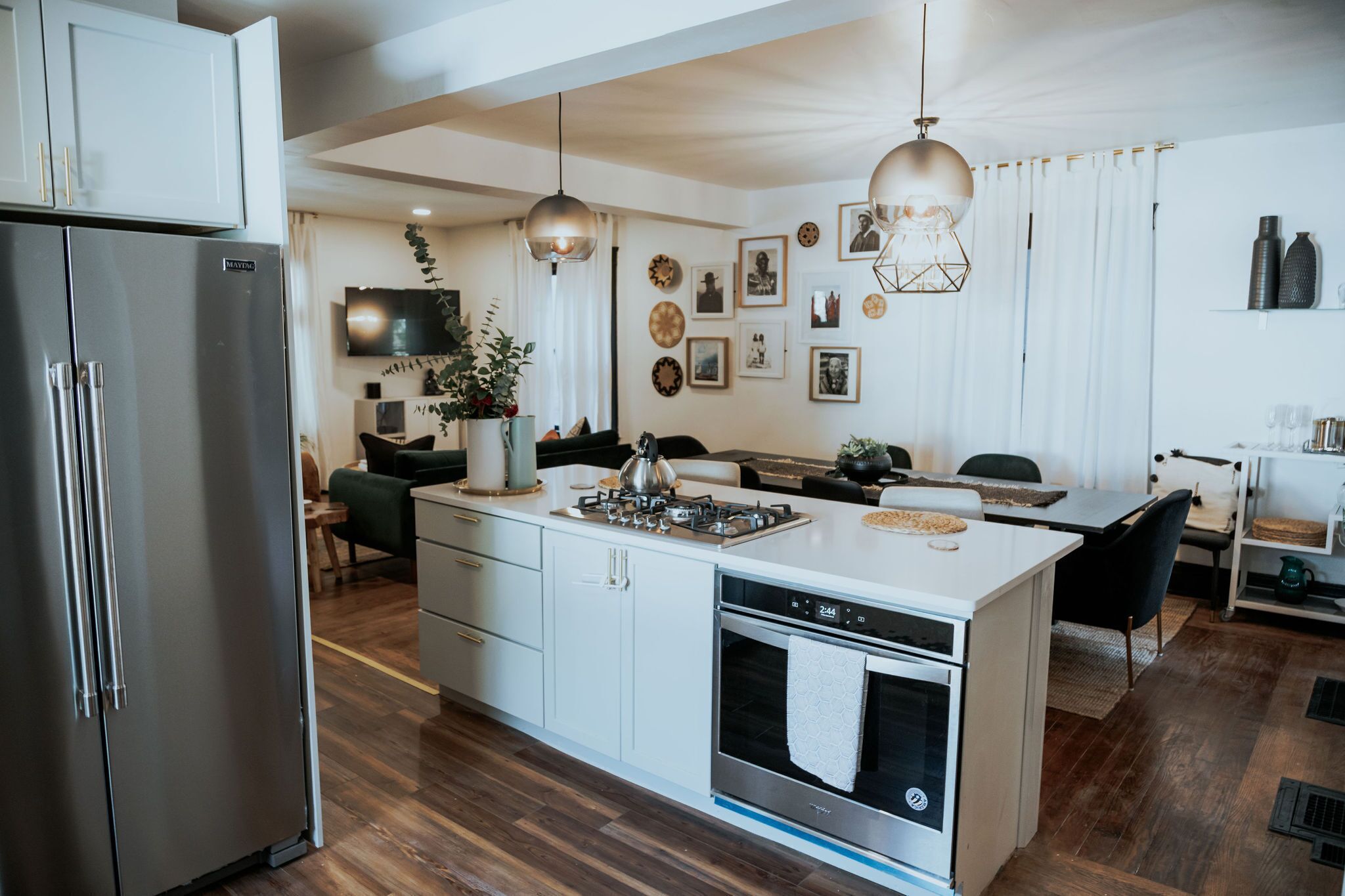 冷蔵庫、電子レンジ、オーブン、コンロ