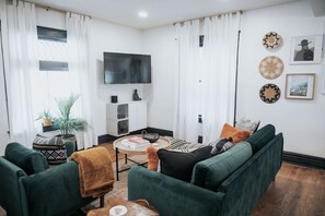 Smart TV - Renovated. Modern. Downtown + 1.5 Miles to Stadium (Ann Arbor)