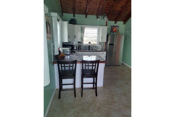 Fridge, microwave, oven, stovetop - Maryville Studio (St.Thomas)