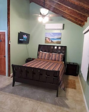 1 habitación, tabla de planchar con plancha, wifi gratis y ropa de cama