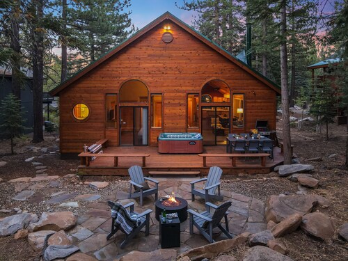 Cherrywood by AvantStay | Gorgeous Cottage surrounded by Pine Trees w/ Hot Tub