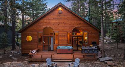 Cherrywood by AvantStay | Gorgeous Cottage surrounded by Pine Trees w/ Hot Tub