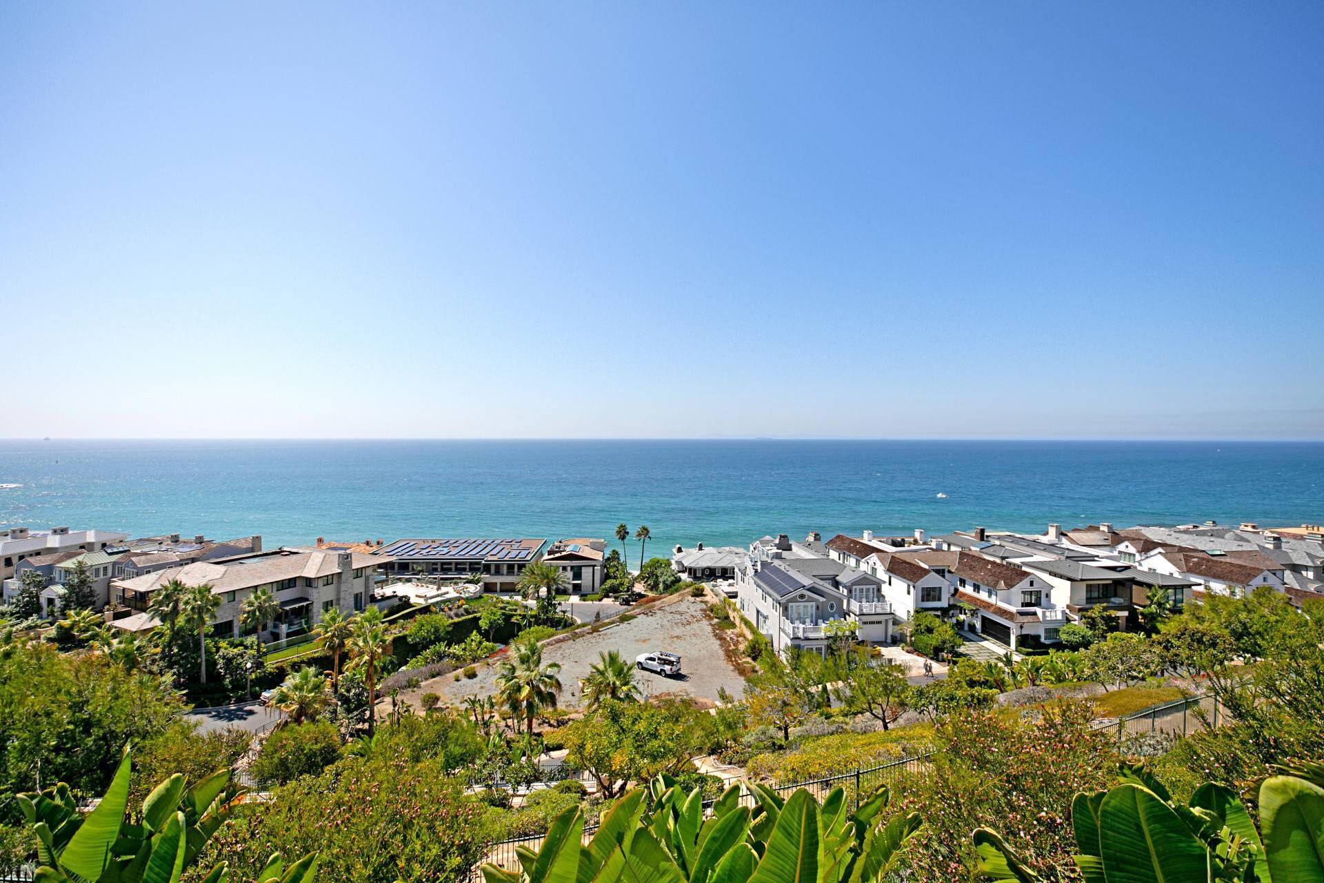 Zona residencial costera con casas y vistas al mar.