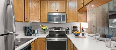 Réfrigérateur, micro-ondes, plaque de cuisson, lave-vaisselle