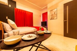 Double or Twin Room | Living area