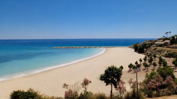 A beach with a clear sky, a sandy shore, and a rocky breakwater. - Sunny Sea View Beachfront, Wi-Fi and Air Conditioning (El Campello)
