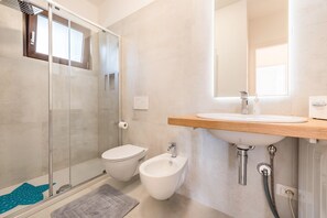 Douche, sèche-cheveux, serviettes fournies