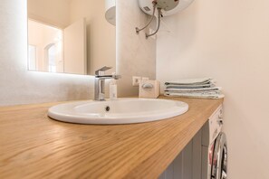 A bathroom with a white sink, a mirror, a towel stack, and a washing machine. - Appartamento "Le Cementine" with Lake View, Mountain View, Wi-Fi, A/C & Terrace (Vesio, Tremosine sul garda)