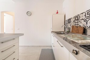 ثلاجة، فرن، موقد طهي مسطح، ماكينة لصنع القهوة/الشاي