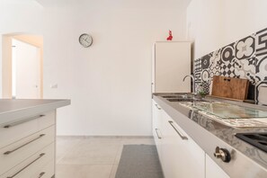 Refrigerador, horno, parrilla de estufa y cafetera y tetera 