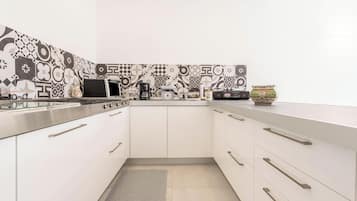Kühlschrank, Ofen, Herdplatte, Wasserkocher mit Kaffee-/Teezubehör