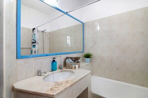 Badewanne, Haartrockner, Handtücher