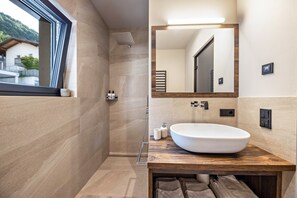 Dusche, Haartrockner, Handtücher