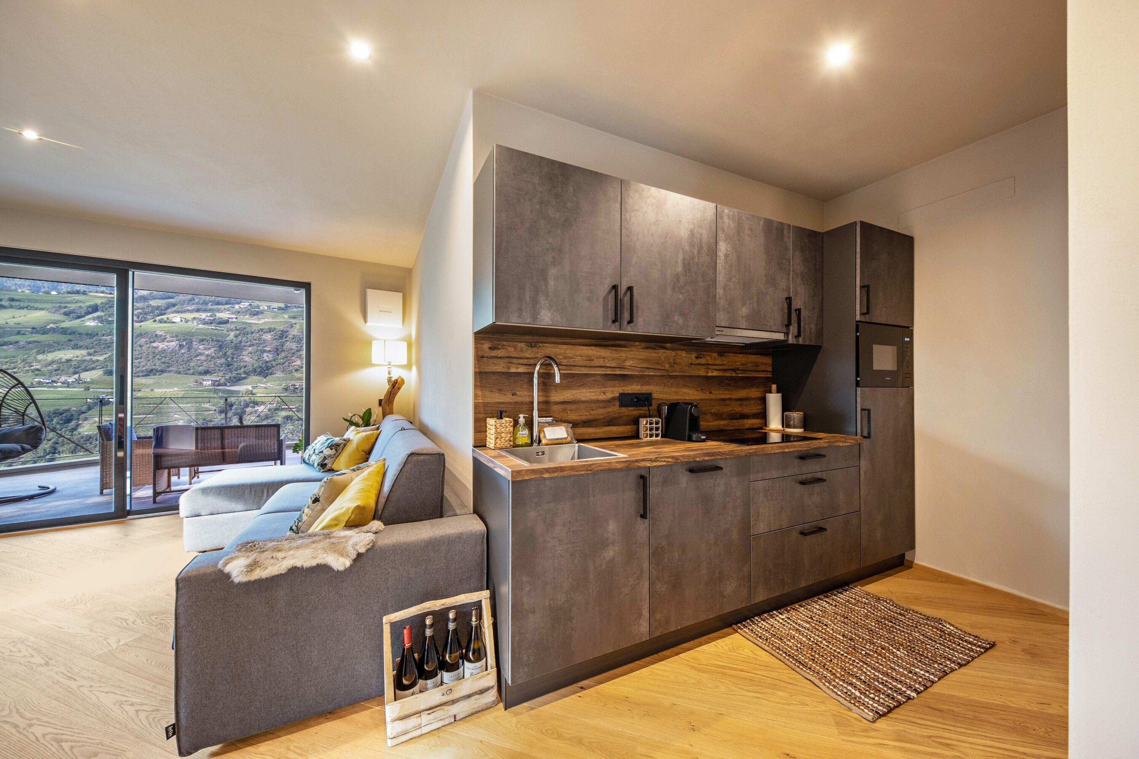 Een koelkast, een magnetron, een kookplaat, een vaatwasser