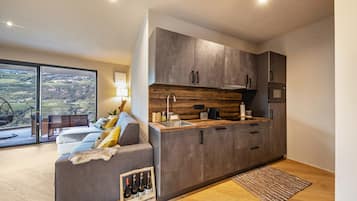 Een koelkast, een magnetron, een kookplaat, een vaatwasser