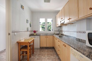 Kühlschrank, Mikrowelle, Herdplatte, Geschirrspüler