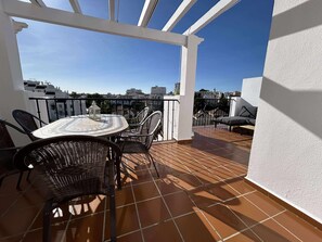 Outdoor dining - Apartment Valparaiso - Burriana Beach with Sea View, Pool, Wi-Fi, A/C & Terraces (Nerja)