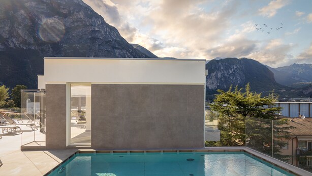 A modern pool area with a clear view of mountains in the background. - Aris Apartments & Sky Pool - Tonelli Hotels - Adults Only (Riva del Garda)