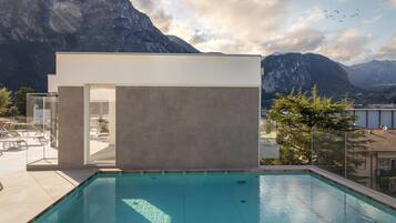 Außenpool (je nach Saison geöffnet), Sonnenschirme, Liegestühle