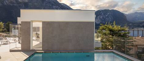 Außenpool (je nach Saison geöffnet), Sonnenschirme, Liegestühle