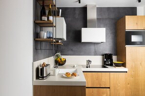 Apartamento, 2 habitaciones, balcón | Cocina privada | Frigorífico grande, microondas, placa de cocina y lavavajillas
